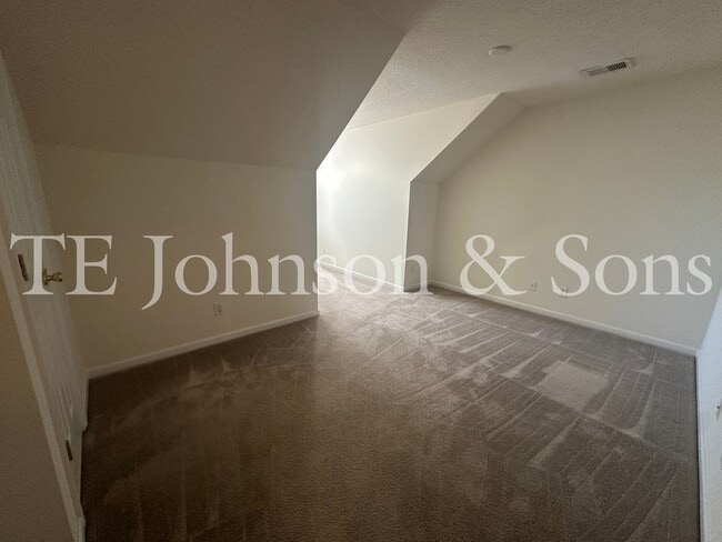 Building Photo - Spacious 3 Bedroom with Main Level Primary Suite