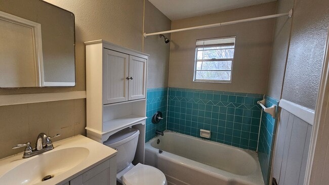 Building Photo - 2115 Glenwood Ln