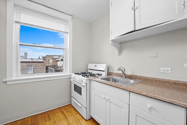 Building Photo - 411 Beloit Ave