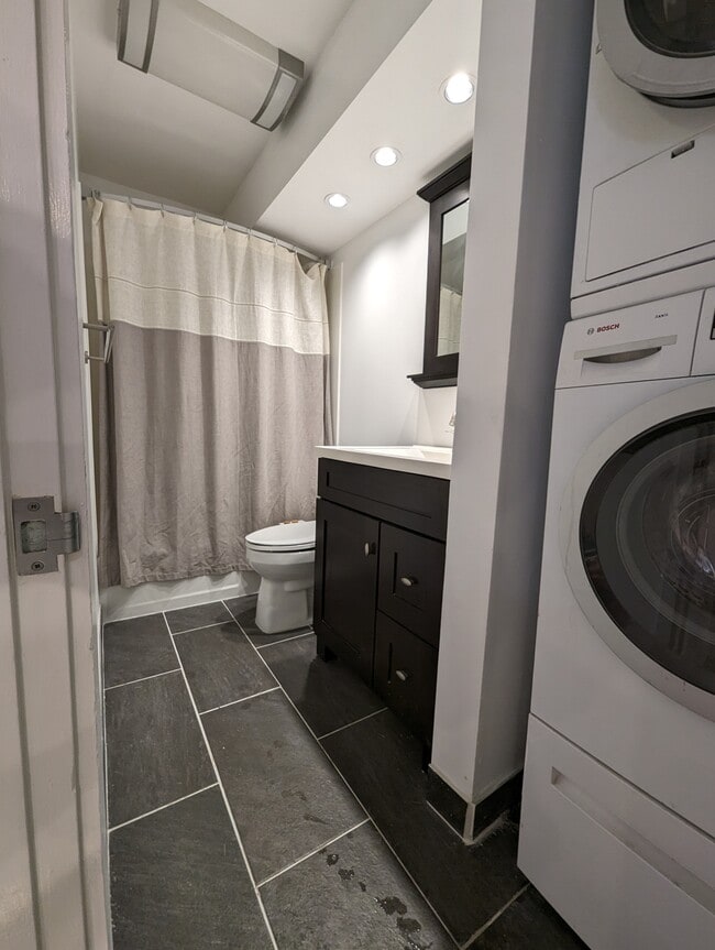 Building Photo - 469 Ena Rd