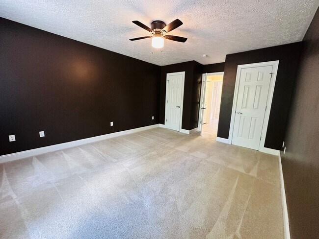 Building Photo - 3 Bedroom 2.5 Half Bath Townhouse with 2 Car Garage