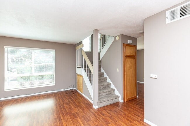 Building Photo - **LOOK NO FURTHER 3 BEDROOM TOWNHOME W/LAU...