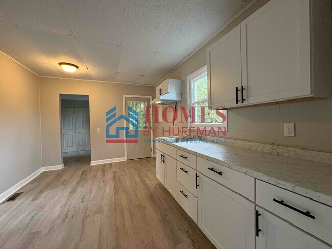 Building Photo - Two Bedroom House | Updated | Deposit Special