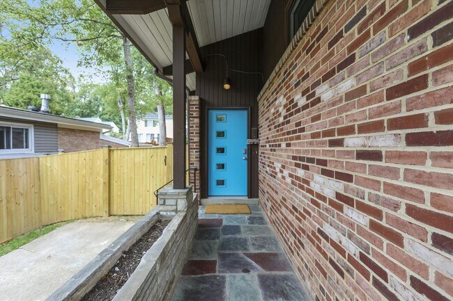 Building Photo - 3/3 Beautiful Contemporary Home in Greenwich Forest