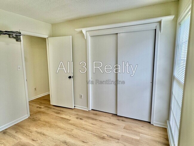 Building Photo - 2905 Willow Ln Dr