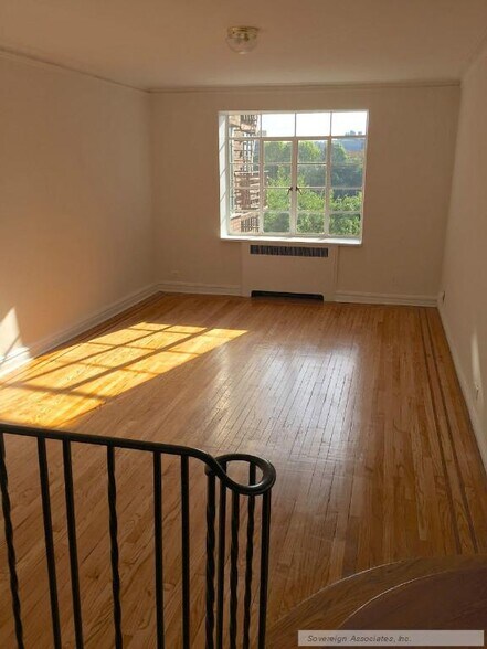 Building Photo - 135 W 225th St