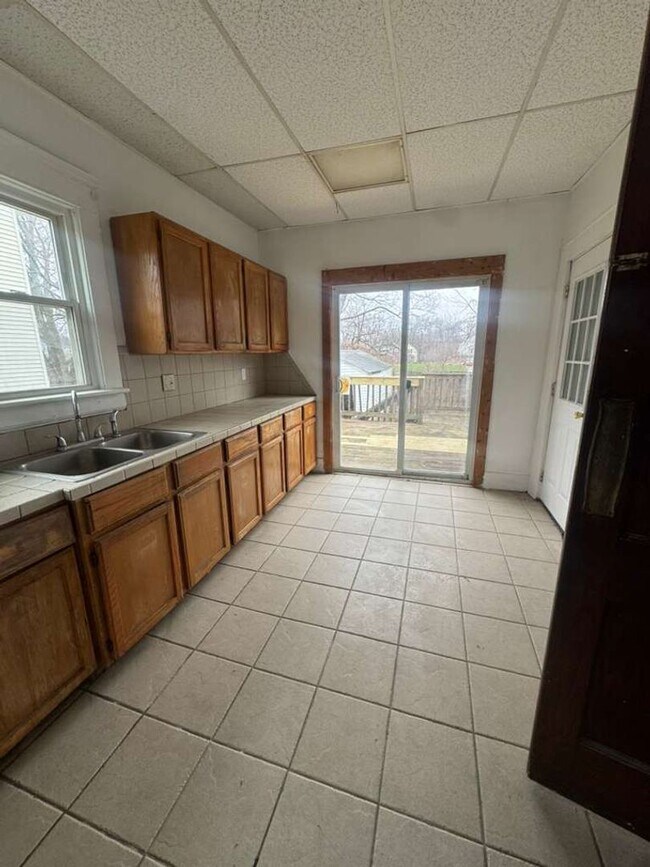 Building Photo - 4 bed 1 bath house