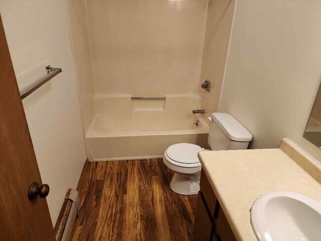 Building Photo - Charming 2 Bedroom Lower in Prime Appleton...