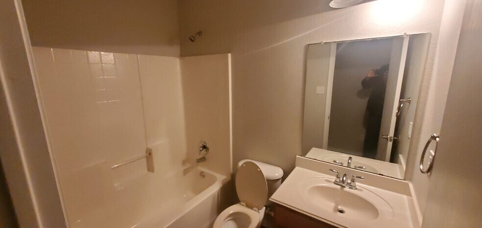 Building Photo - 2241 Stonebrook Ln