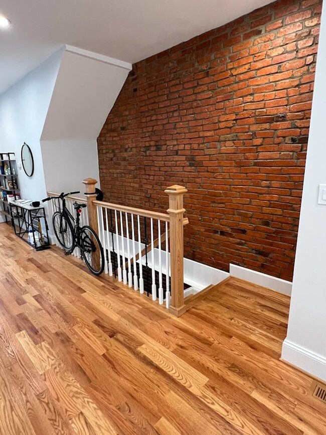 Building Photo - Newly Renovated Split Level Row Home in Tr...