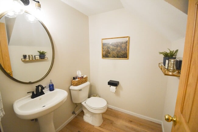 Building Photo - Stunningly Update 2 bed 1.5 bath Townhome ...