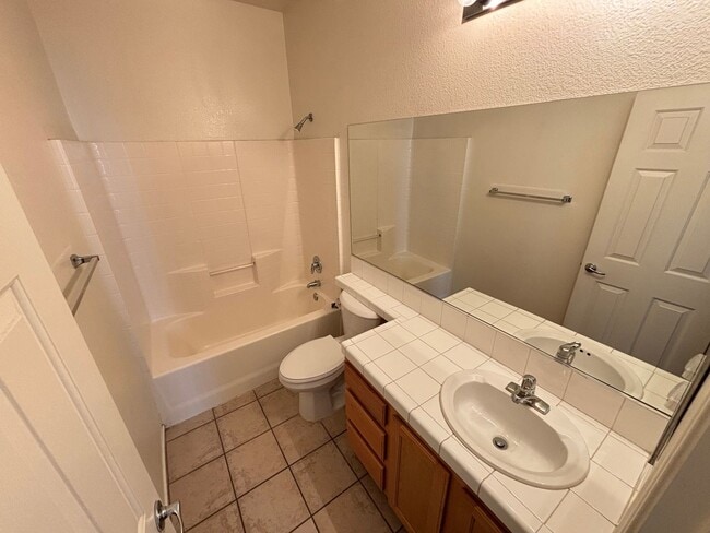 Building Photo - Beautiful 3Bed/2Bath Single Story Home loc...