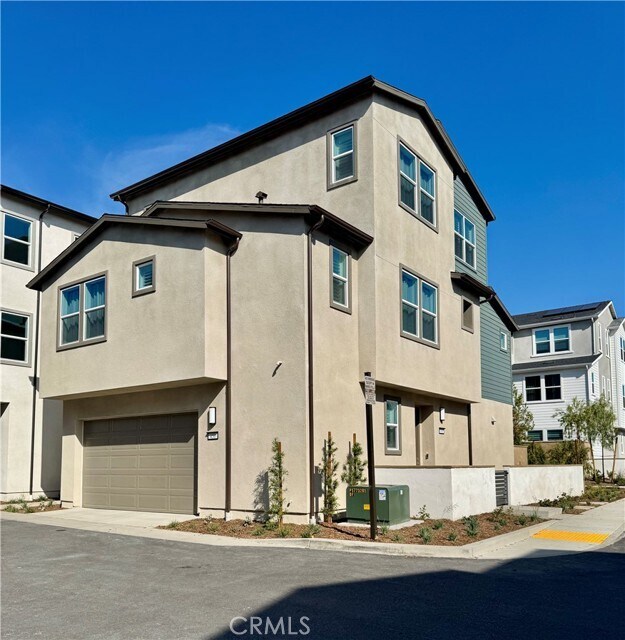 Building Photo - 450 Lobata