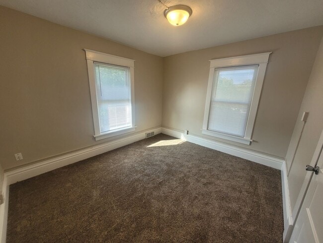 Building Photo - 6 Bedroom Home with large yard, washer/dry...