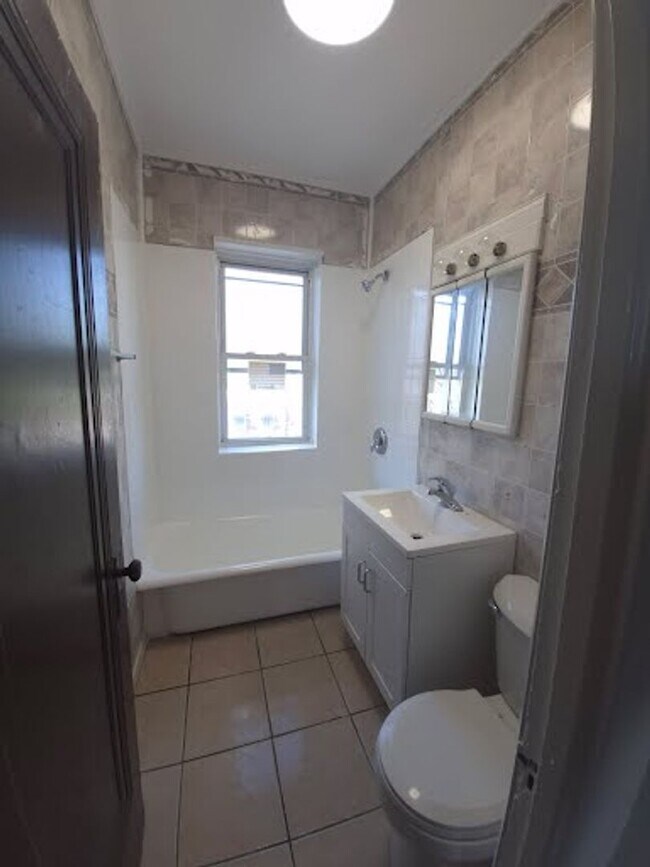 Building Photo - 1432 S Kenneth Ave