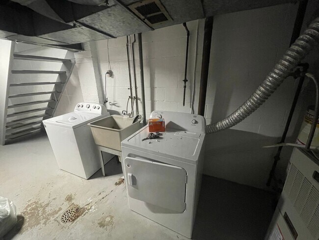 Building Photo - 533-535 Cumberland Rd (159)