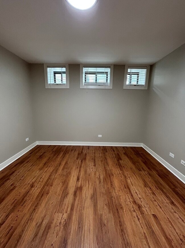 Building Photo - 753 W Buckingham Pl