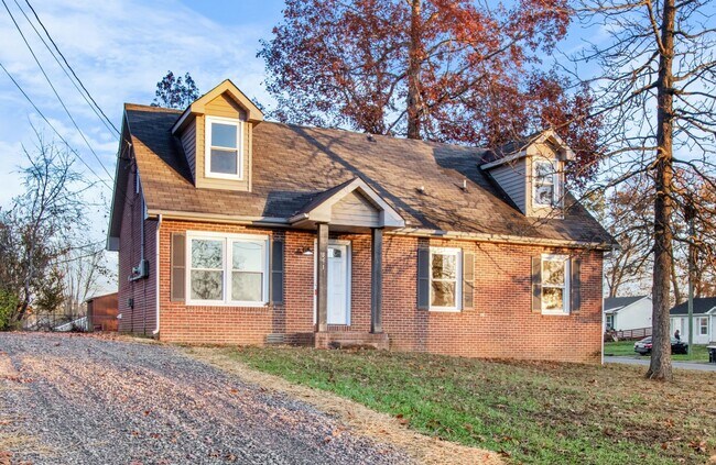 Building Photo - 4 Bedroom Pet Friendly Home For Rent On a Large Corner Lot!