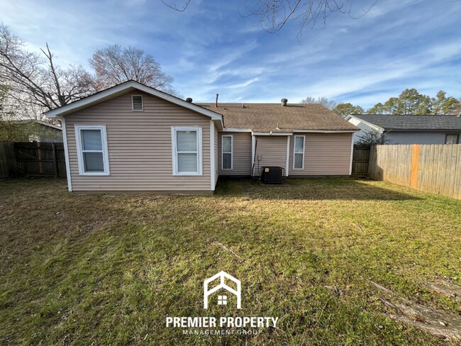 Building Photo - 3 Bedroom Home for Rent in Memphis | Formal Dining Room & Fenced Yard