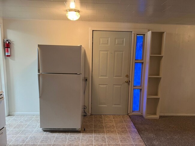 Building Photo - Upstairs 1 bedroom apartment with garage!
