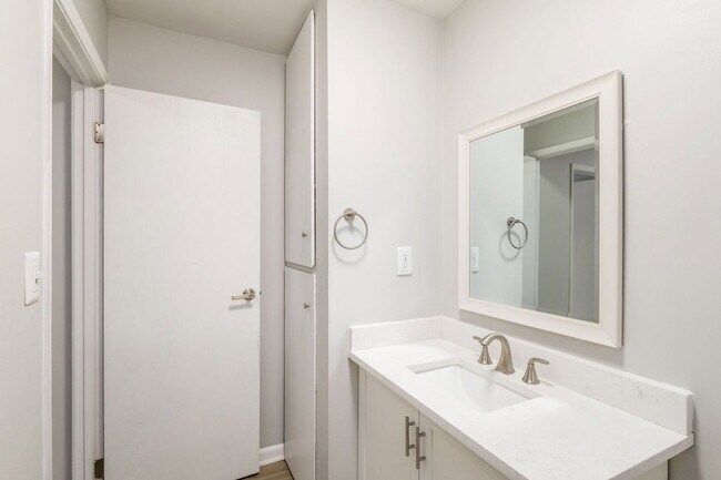 Building Photo - 639 Riverview Dr