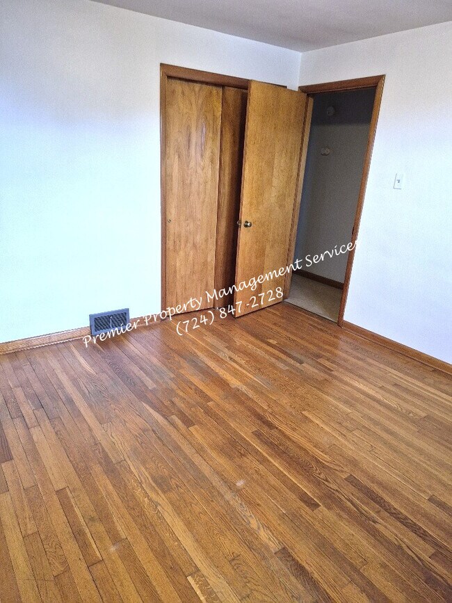 Building Photo - 990 Clearview Dr