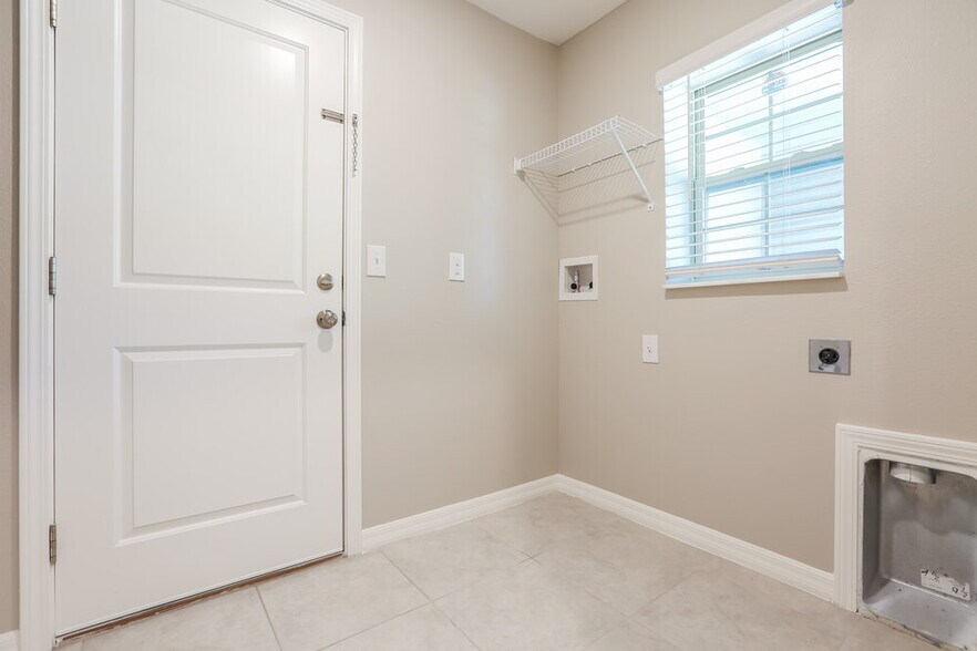 Building Photo - 6983 KIng Creek Dr