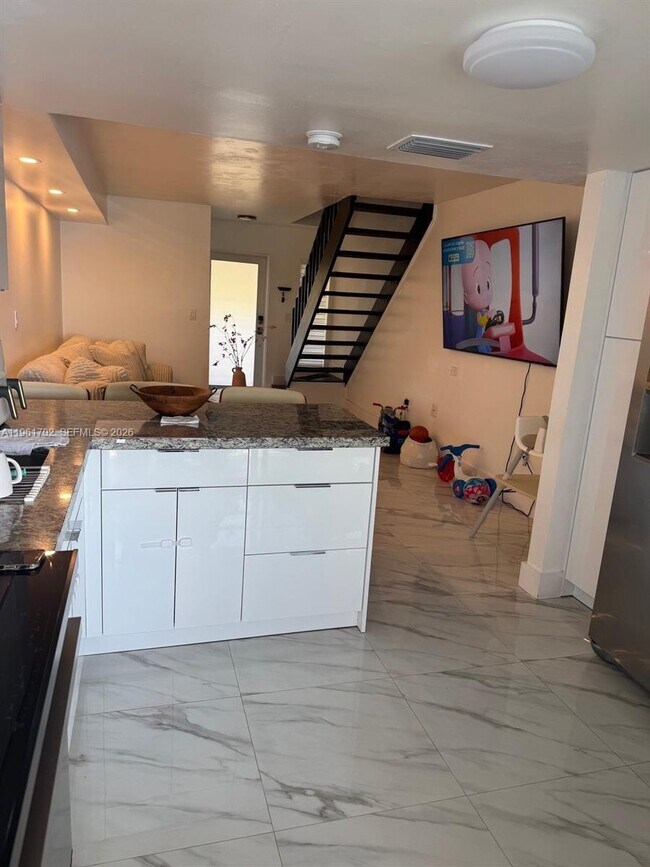 Building Photo - 2758 W 60th St