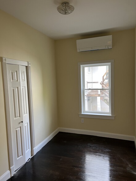 Building Photo - 33 Conklin St