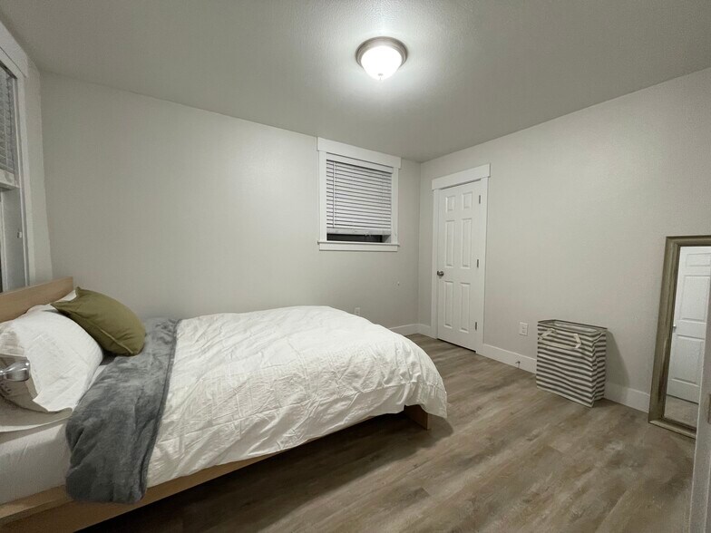 Building Photo - 1522 Taylor Ave N