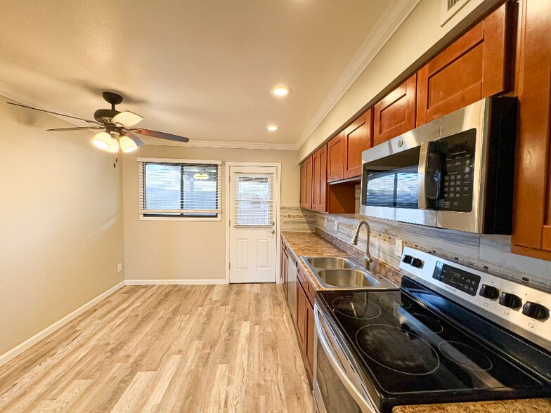 Building Photo - 515 E Dunbar Dr