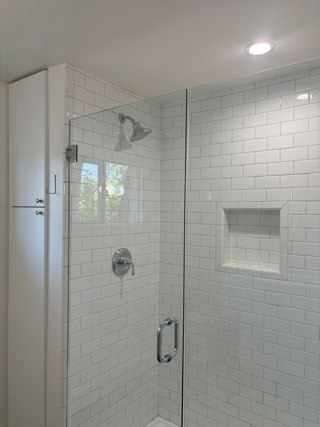 Building Photo - Newly renovated 2 bedroom 2 bathroom in a great location