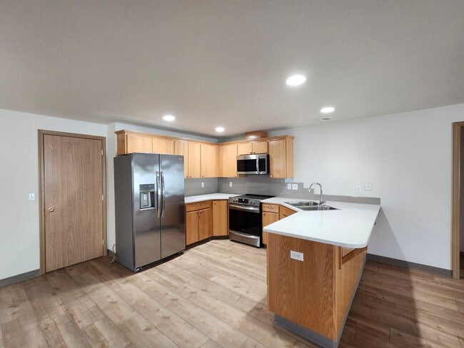 Building Photo - Updated 3 bed, 2 ba w/Oversized Covered Patio