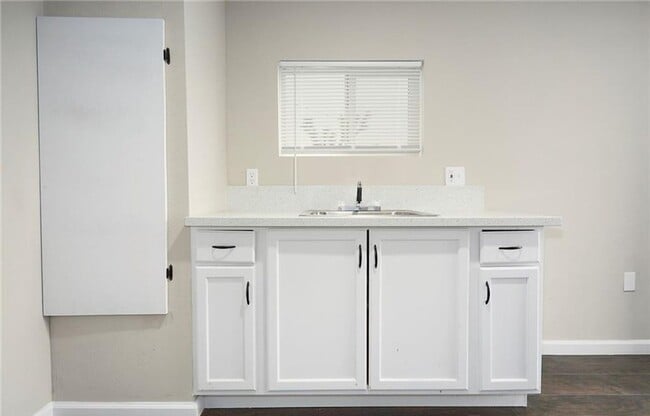 Building Photo - AVAILABLE NOW! LOVELY Remodeled 2 Bedroom ...