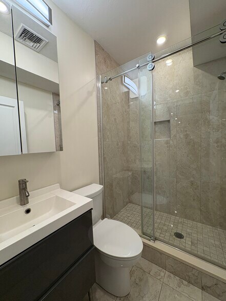 Building Photo - 1614 Beacon St