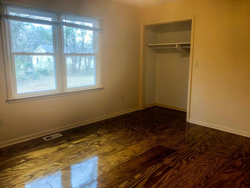 Building Photo - 4 Shore Dr