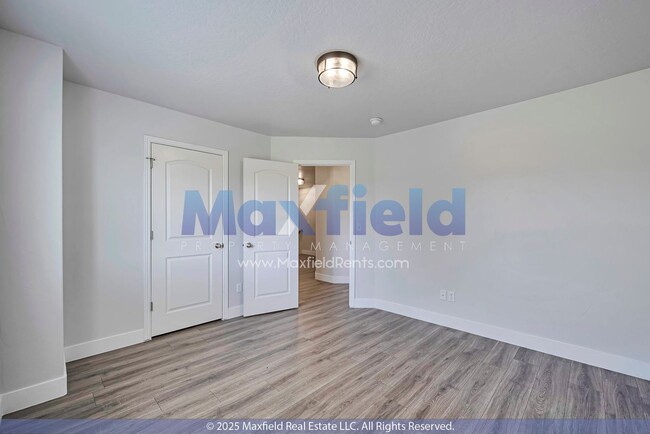 Building Photo - Golf Course Townhouse 3 BD 2.5 BA 2 GA w/ ...