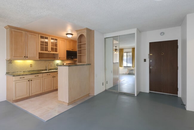 Building Photo - 250 Linden Ave