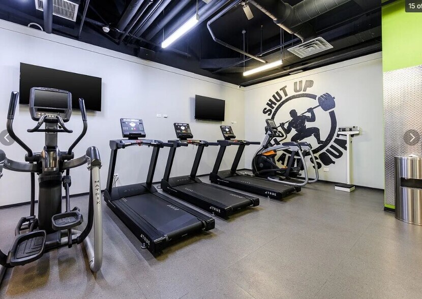 Building Photo - 2555 N Clark St