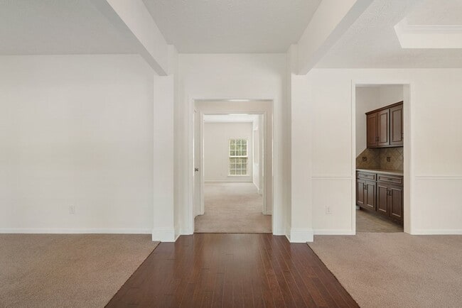 Building Photo - 4 Bedrooms, 2.5 Baths almost 2600 sf Cul-de-sac on over half acre!!!