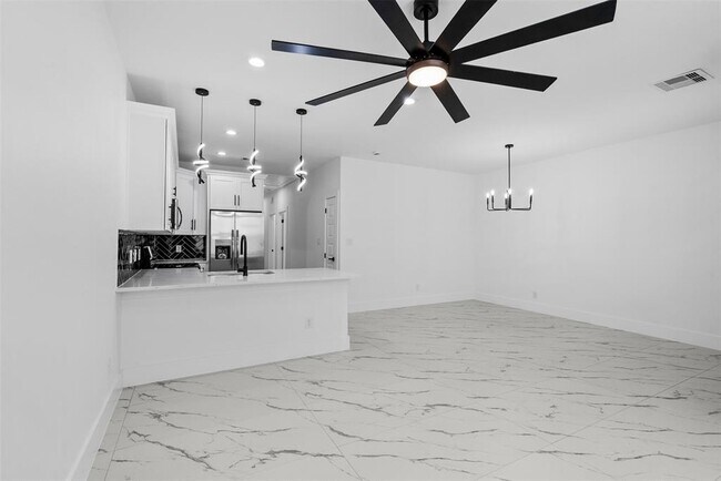 Building Photo - 9110 Everglade Dr