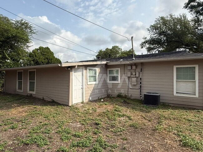 Building Photo - 2902 Woodcliffe St