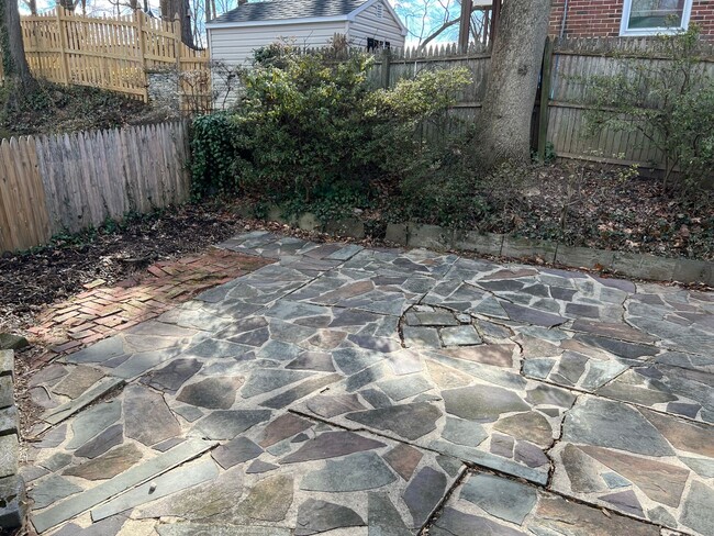 Building Photo - Lovely Split Level Close to Walter Reed, N...