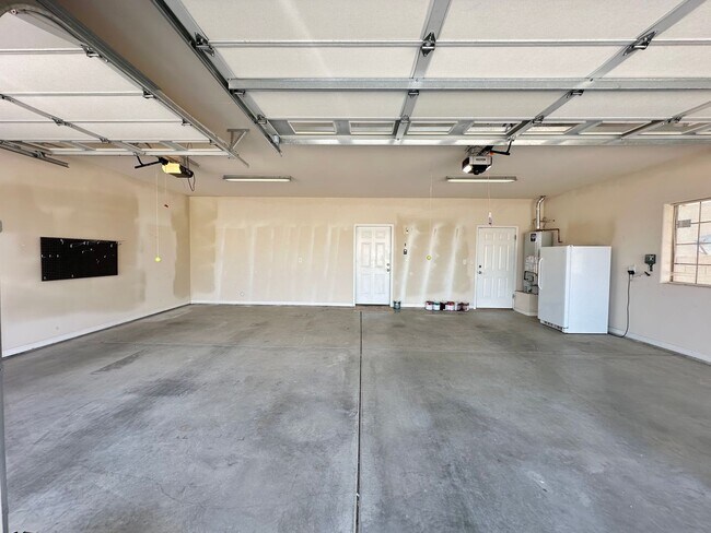 Building Photo - Beautiful 3 bedroom, 3 bathroom home with ...