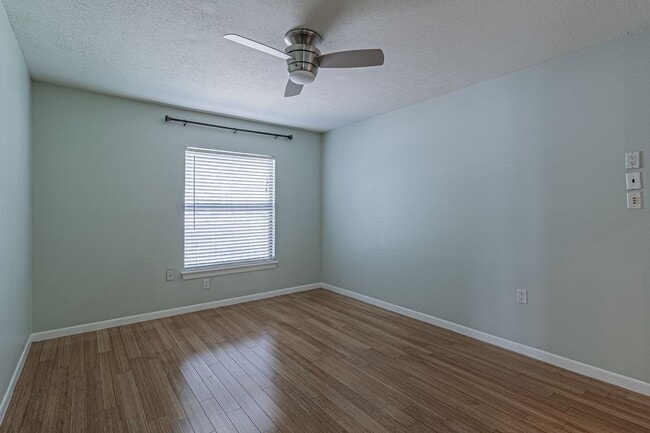 Building Photo - Modern Design 3 Bedroom 2 Bath, 2 car Gara...