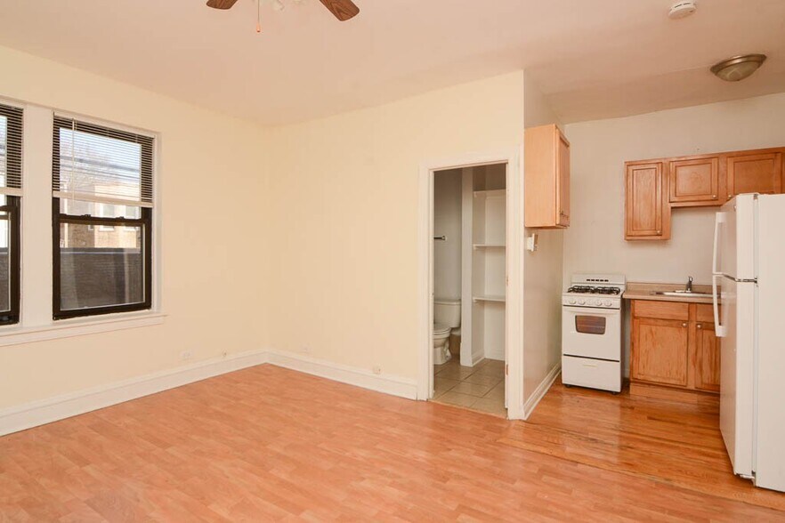 Building Photo - 4854 N Damen Ave