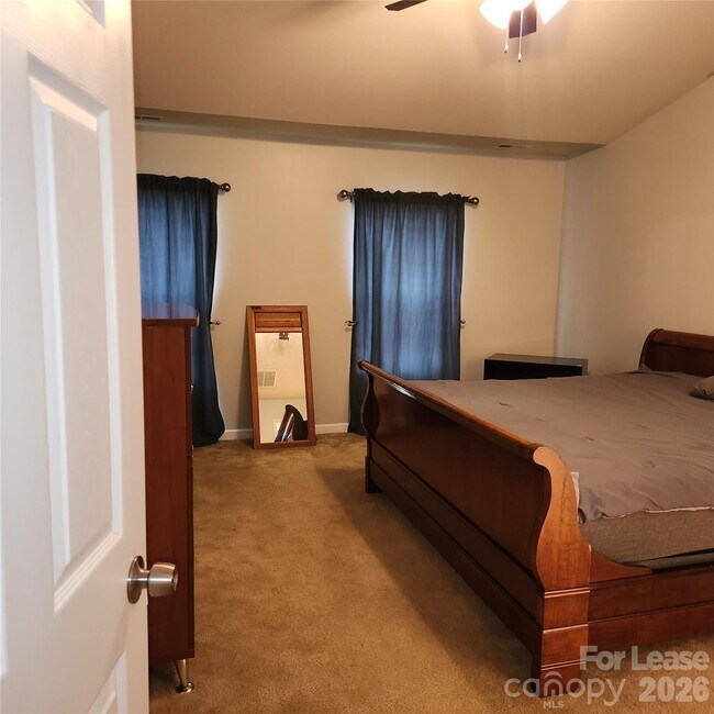 Building Photo - 1045 Willow Wind Dr