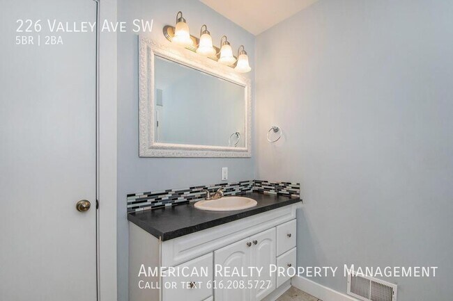 Building Photo - 226 Valley Ave SW