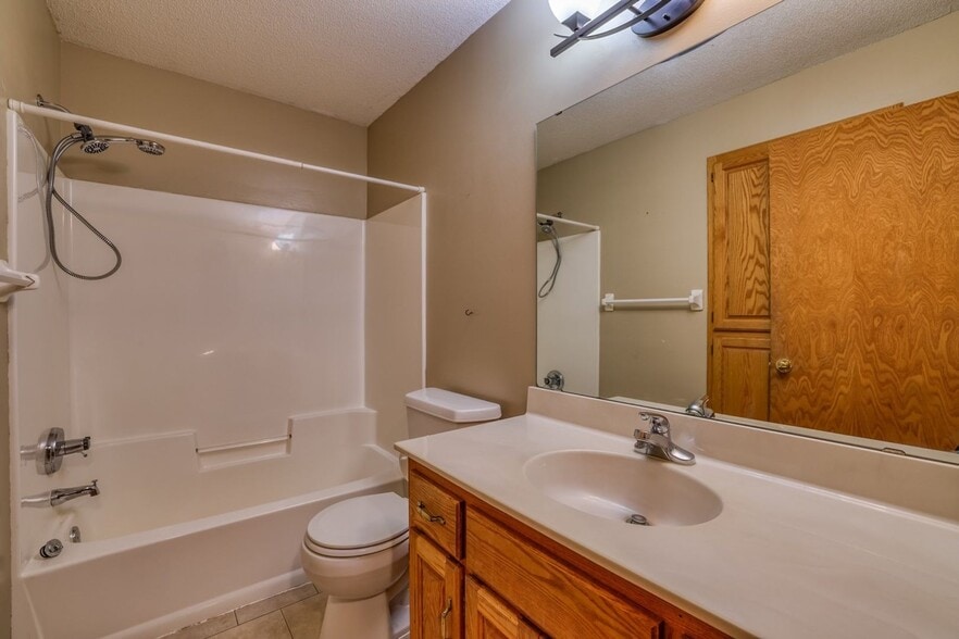 Building Photo - 7123 Yorktown Ln N