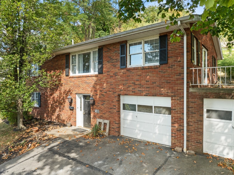 Primary Photo - 1447 Beverly Dr